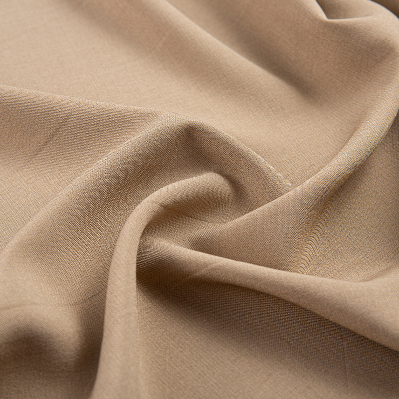 DS675 221GSM Imitazione acetato Lelis 2/2 Tessuto in poliestere twill marrone chiaro per abbigliamento casual e pantaloni da lavoro