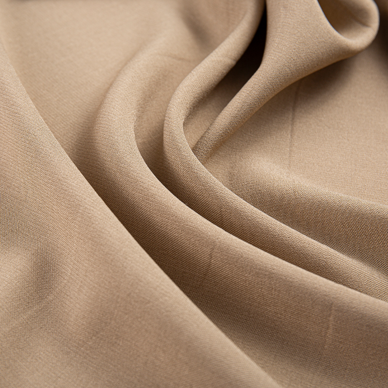 DS675 221GSM Imitazione acetato Lelis 2/2 Tessuto in poliestere twill marrone chiaro per abbigliamento casual e pantaloni da lavoro
