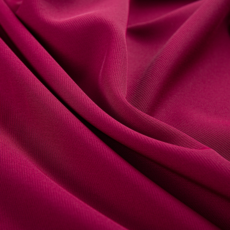 DS382 rosso 272GSM Tessuto twill di filamenti opachi opachi, poliestere elasticizzato su quattro lati, drappeggio delicato sulla pelle, resistente alle pieghe e all'usura